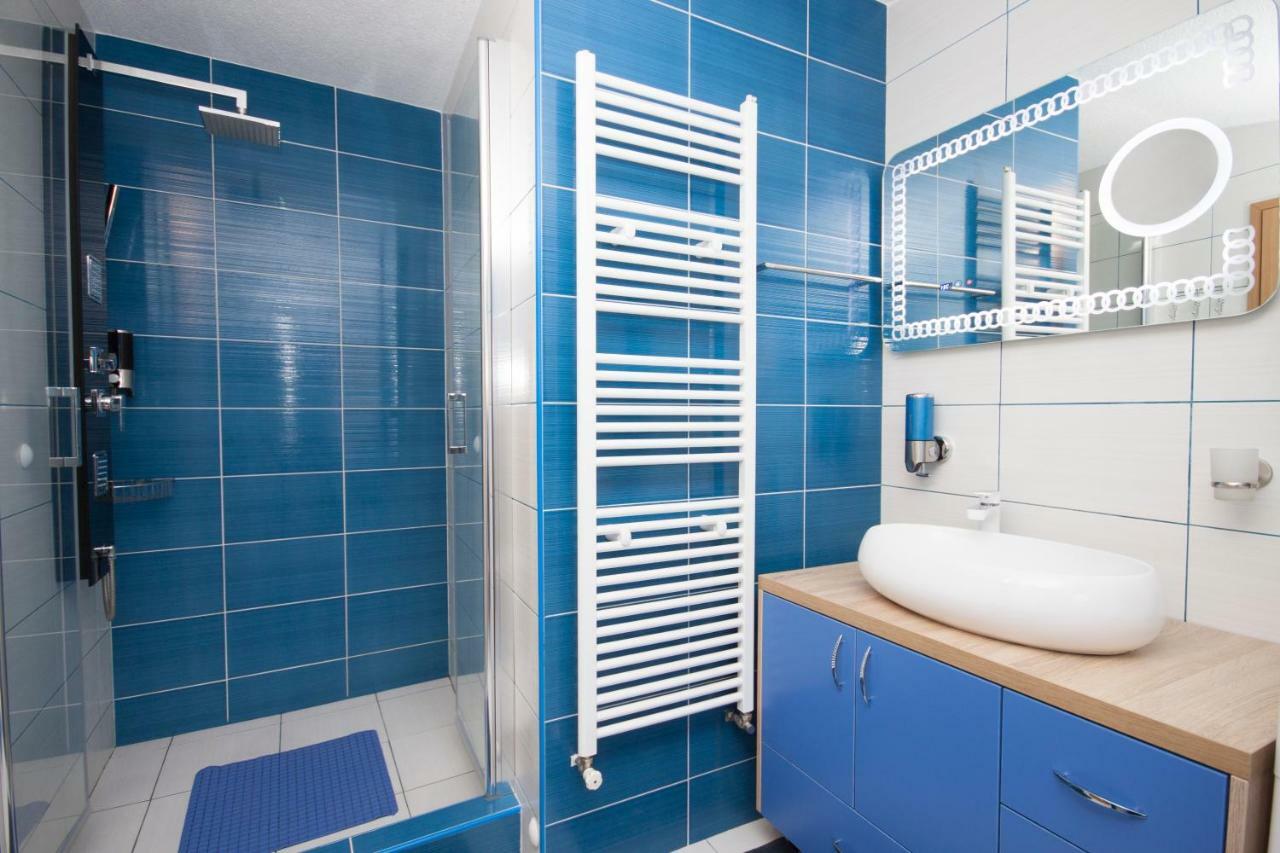 Design Apartments Red Blue 오시예크 외부 사진